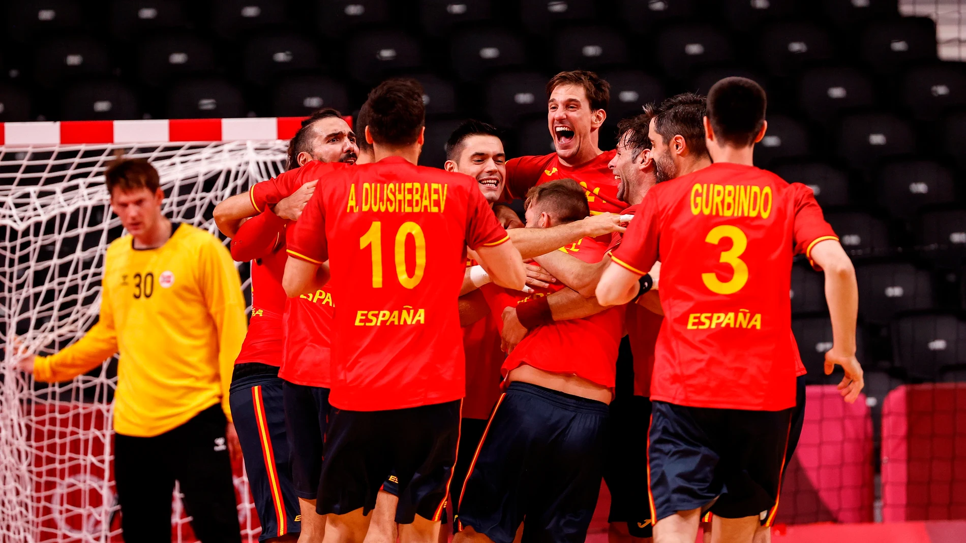 Los jugadores de España celebran su victoria ante Noruega