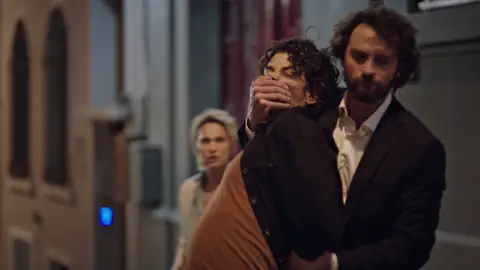 Uygar, sobrio, escandaliza a Inci suplicándola una nueva oportunidad Mejores momentos | Capítulo 3