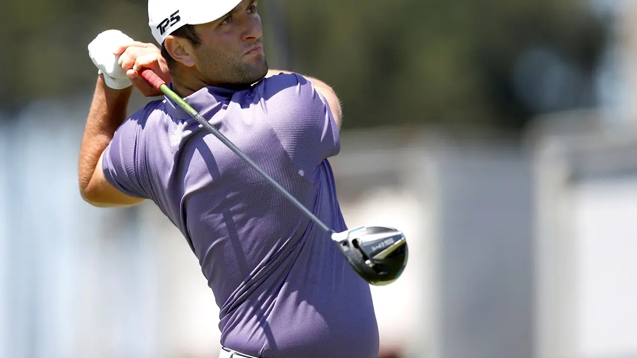 otograf&iacute;a de archivo del golfista Jon Rahm durante una competici&oacute;n en San Francisco (Estados Unidos), el 6 de agosto del 2020. El golfista vizca&iacute;no Jon Rahm, n&uacute;mero uno mundial y uno de los grandes favoritos para ganar el torneo ol&iacute;mpico de golf, ha dado positivo en covid-19 y no podr&aacute; participar en Tokio 2020, anunci&oacute; este domingo el Comit&eacute; Ol&iacute;mpico Espa&ntilde;ol