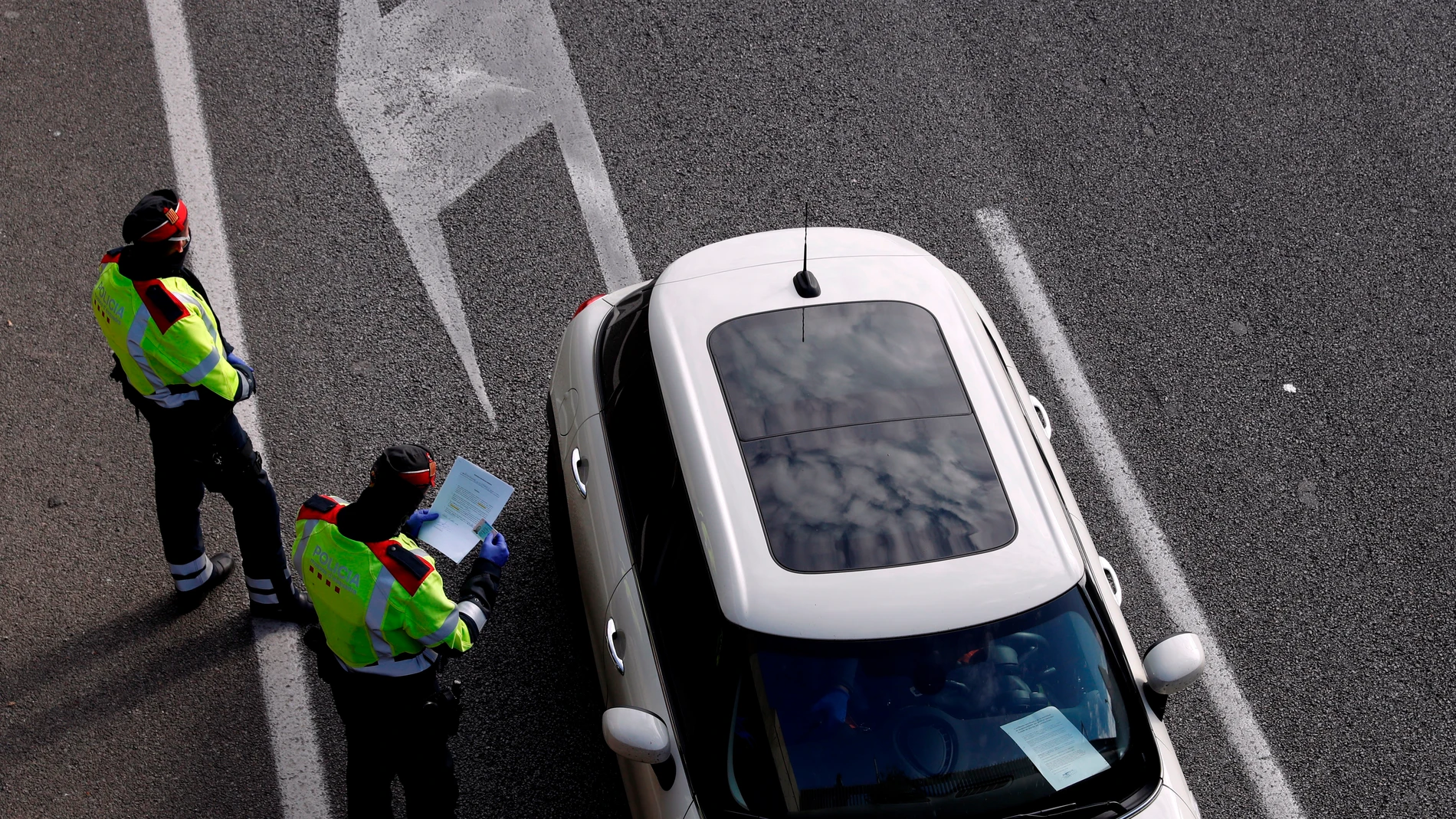 Policías de Cataluña multan a un coche