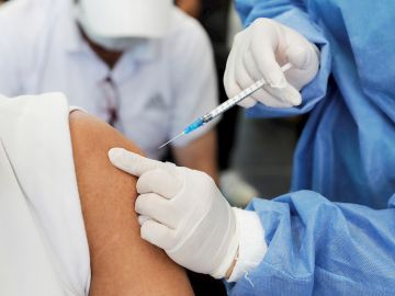 Una persona recibe la vacuna contra el coronavirus
