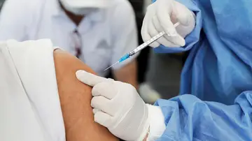 Una persona recibe la vacuna contra el coronavirus Una persona recibe la vacuna contra el coronavirus