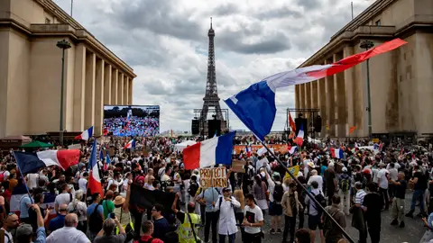 Las protestas en contra del pase sanitario y las restricciones para combatir el coronavirus se extienden por todo el mundo Las protestas en contra del pase sanitario y las restricciones para combatir el coronavirus se extienden por todo el mundo