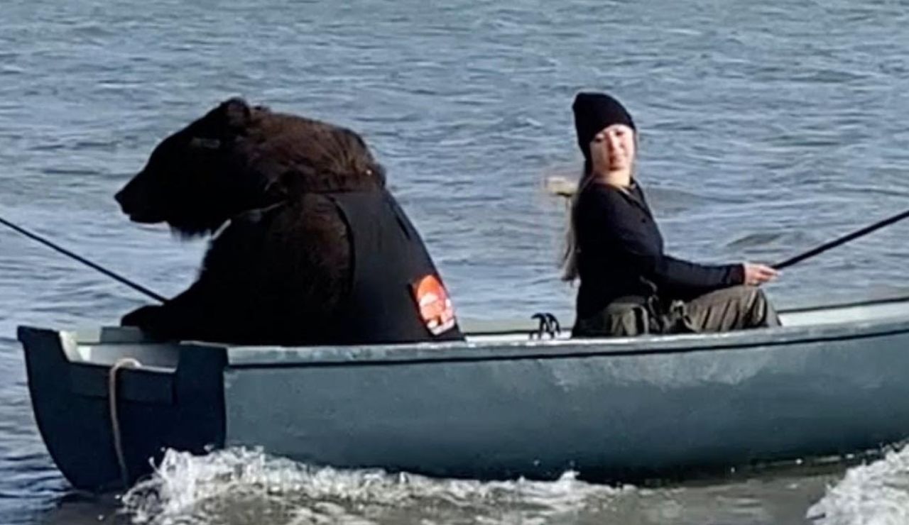 Un oso rescatado pescando con su dueña