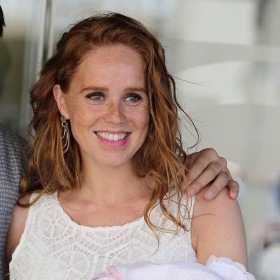 María Castro, a la salida del hospital con su hija
