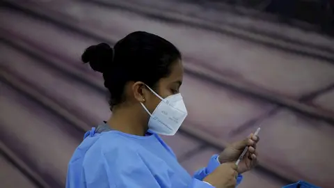 Una enfermera prepara una dosis de la vacuna contra el coronavirus Una enfermera prepara una dosis de la vacuna contra el coronavirus