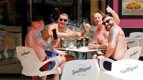 Un grupo de hombres saludan sentados en una terraza de Benidorm. Un grupo de hombres saludan sentados en una terraza de Benidorm.