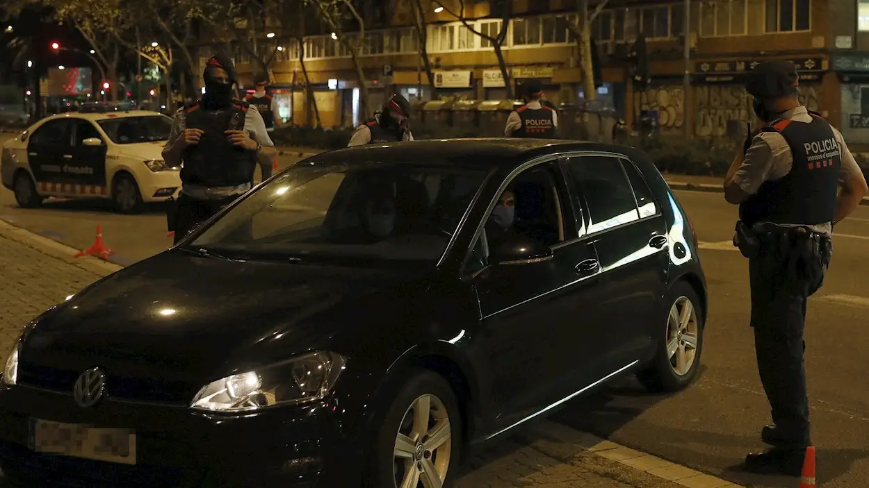 Uno de los diversos controles policiales del cuerpo de los Mossos d'Esquadra, durante el estado de alarma Uno de los diversos controles policiales del cuerpo de los Mossos d'Esquadra, durante el estado de alarma
