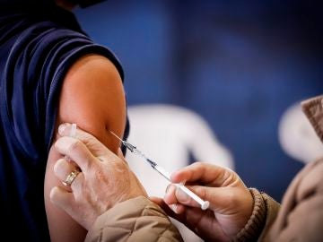 Dinamarca ofrecerá una dosis extra de la vacuna COVID-19 a las personas vacunadas con viales de diferentes farmacéuticas