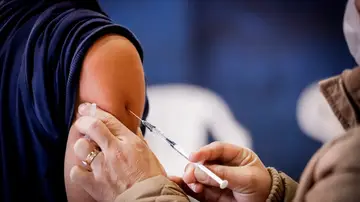 Dinamarca ofrecerá una dosis extra de la vacuna COVID-19 a las personas vacunadas con viales de diferentes farmacéuticas Dinamarca ofrecerá una dosis extra de la vacuna COVID-19 a las personas vacunadas con viales de diferentes farmacéuticas