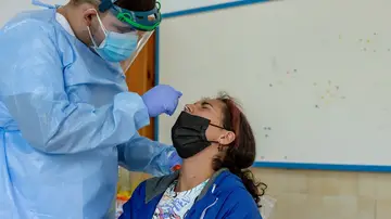 Un sanitario realiza un test PCR Un sanitario realiza un test PCR