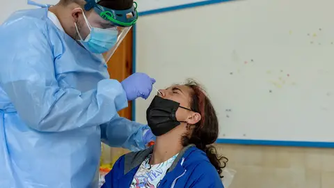 Un sanitario realiza un test PCR Un sanitario realiza un test PCR