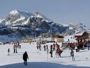 Esquiadores en la estación de esquí de Candanchú, en el Pirineo Aragonés Esquiadores en la estación de esquí de Candanchú, en el Pirineo Aragonés