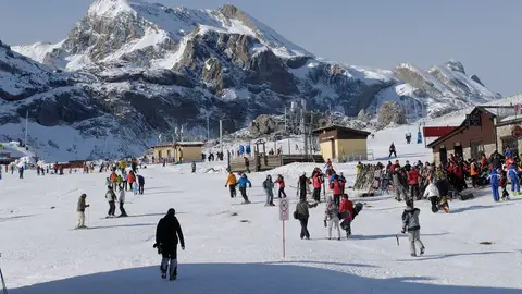 Esquiadores en la estación de esquí de Candanchú, en el Pirineo Aragonés Esquiadores en la estación de esquí de Candanchú, en el Pirineo Aragonés