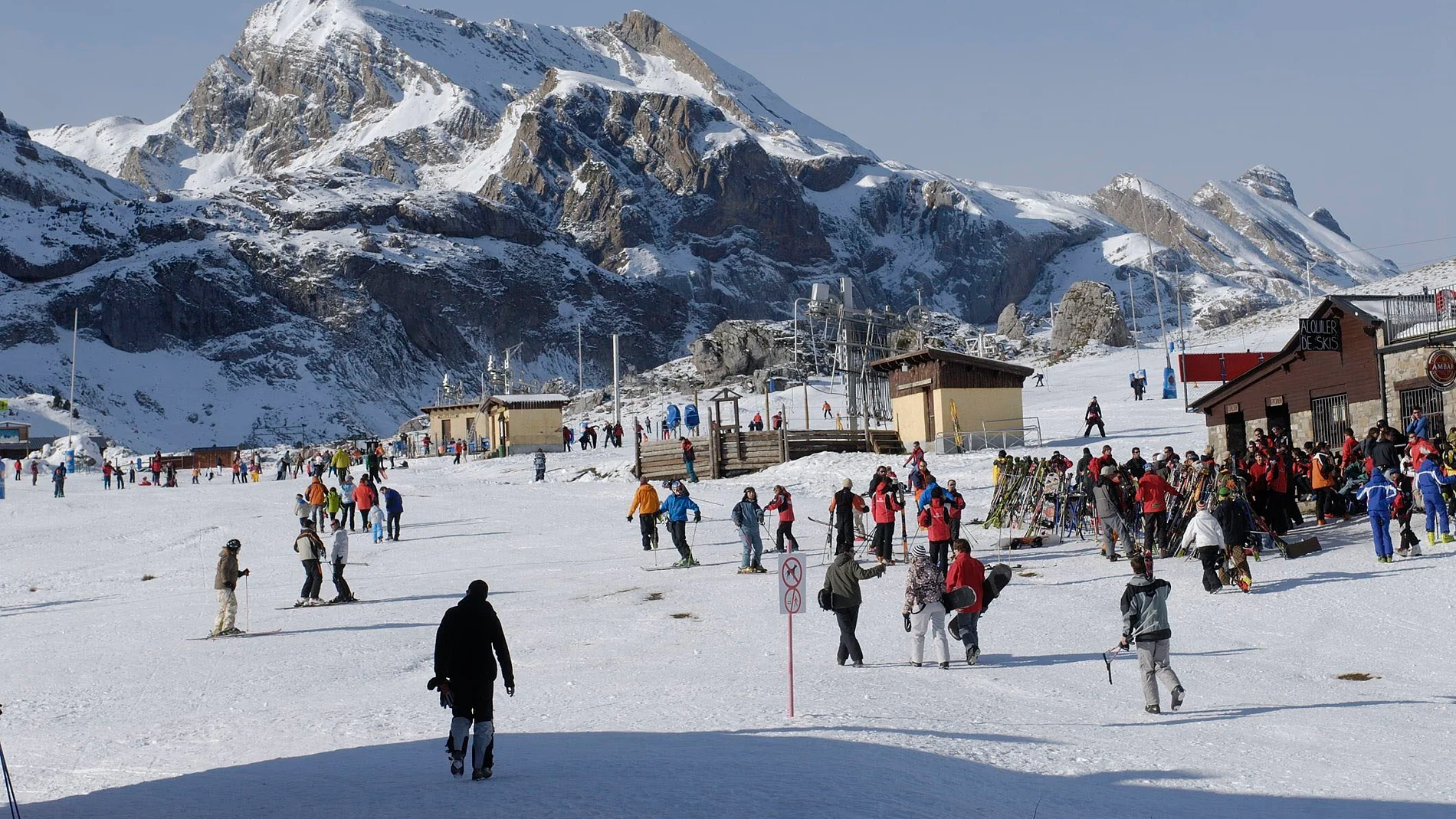 Esquiadores en la estación de esquí de Candanchú, en el Pirineo Aragonés