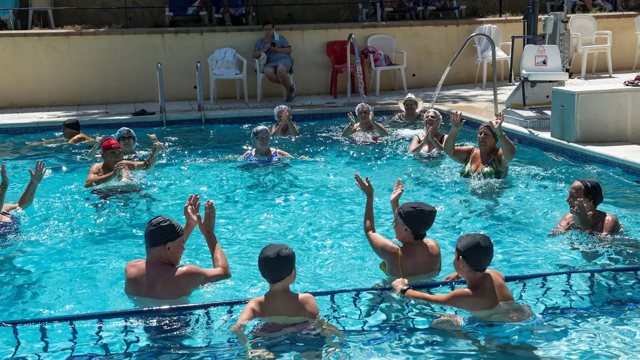 El turismo termal, paralizado durante la pandemia, vuelve a emanar con la apertura de balnearios y villas termales como la de Alhama de Granada, que recupera la actividad como reclamo turístico, fuente de salud de una clientela renovada y aún pendiente de que la Junta renueve los programas sociales. El turismo termal, paralizado durante la pandemia, vuelve a emanar con la apertura de balnearios y villas termales como la de Alhama de Granada, que recupera la actividad como reclamo turístico, fuente de salud de una clientela renovada y aún pendiente de que la Junta renueve los programas sociales.