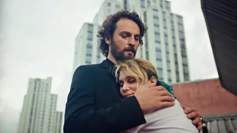 Inci se entrega a los brazos de Han: “No hables, solo abrázame” Mejores momentos | Capítulo 3