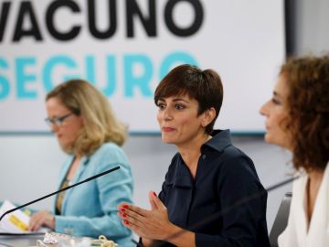 (De izq a der) La vicepresidenta primera del Gobierno y ministra de Asuntos Económicos, Nadia Calviño; la ministra de Política Territorial y portavoz del Gobierno, Isabel Rodríguez, y la ministra de Hacienda, María Jesús Montero, dan una la rueda de prensa posterior a la reunión del Consejo de Ministros, este martes