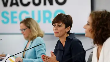 (De izq a der) La vicepresidenta primera del Gobierno y ministra de Asuntos Económicos, Nadia Calviño; la ministra de Política Territorial y portavoz del Gobierno, Isabel Rodríguez, y la ministra de Hacienda, María Jesús Montero, dan una la rueda de prensa posterior a la reunión del Consejo de Ministros, este martes (De izq a der) La vicepresidenta primera del Gobierno y ministra de Asuntos Económicos, Nadia Calviño; la ministra de Política Territorial y portavoz del Gobierno, Isabel Rodríguez, y la ministra de Hacienda, María Jesús Montero, dan una la rueda de prensa posterior a la reunión del Consejo de Ministros, este martes