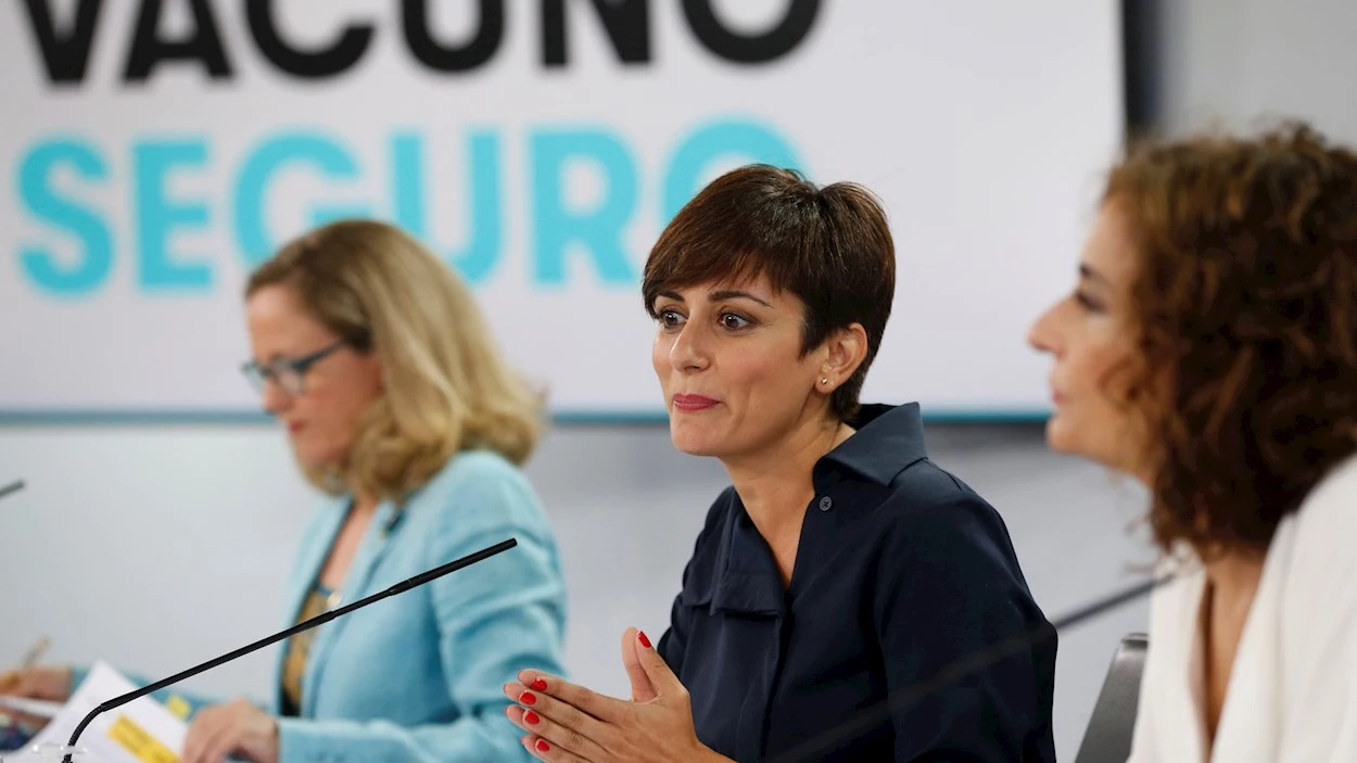 (De izq a der) La vicepresidenta primera del Gobierno y ministra de Asuntos Econ&oacute;micos, Nadia Calvi&ntilde;o; la ministra de Pol&iacute;tica Territorial y portavoz del Gobierno, Isabel Rodr&iacute;guez, y la ministra de Hacienda, Mar&iacute;a Jes&uacute;s Montero, dan una la rueda de prensa posterior a la reuni&oacute;n del Consejo de Ministros, este martes