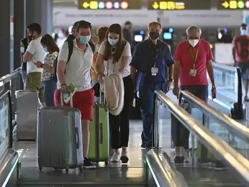 Varios turistas caminan por la terminal 4 del aeropuerto Adolfo Suárez Madrid Barajas. Varios turistas caminan por la terminal 4 del aeropuerto Adolfo Suárez Madrid Barajas.