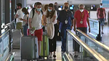 Varios turistas caminan por la terminal 4 del aeropuerto Adolfo Suárez Madrid Barajas. Varios turistas caminan por la terminal 4 del aeropuerto Adolfo Suárez Madrid Barajas.