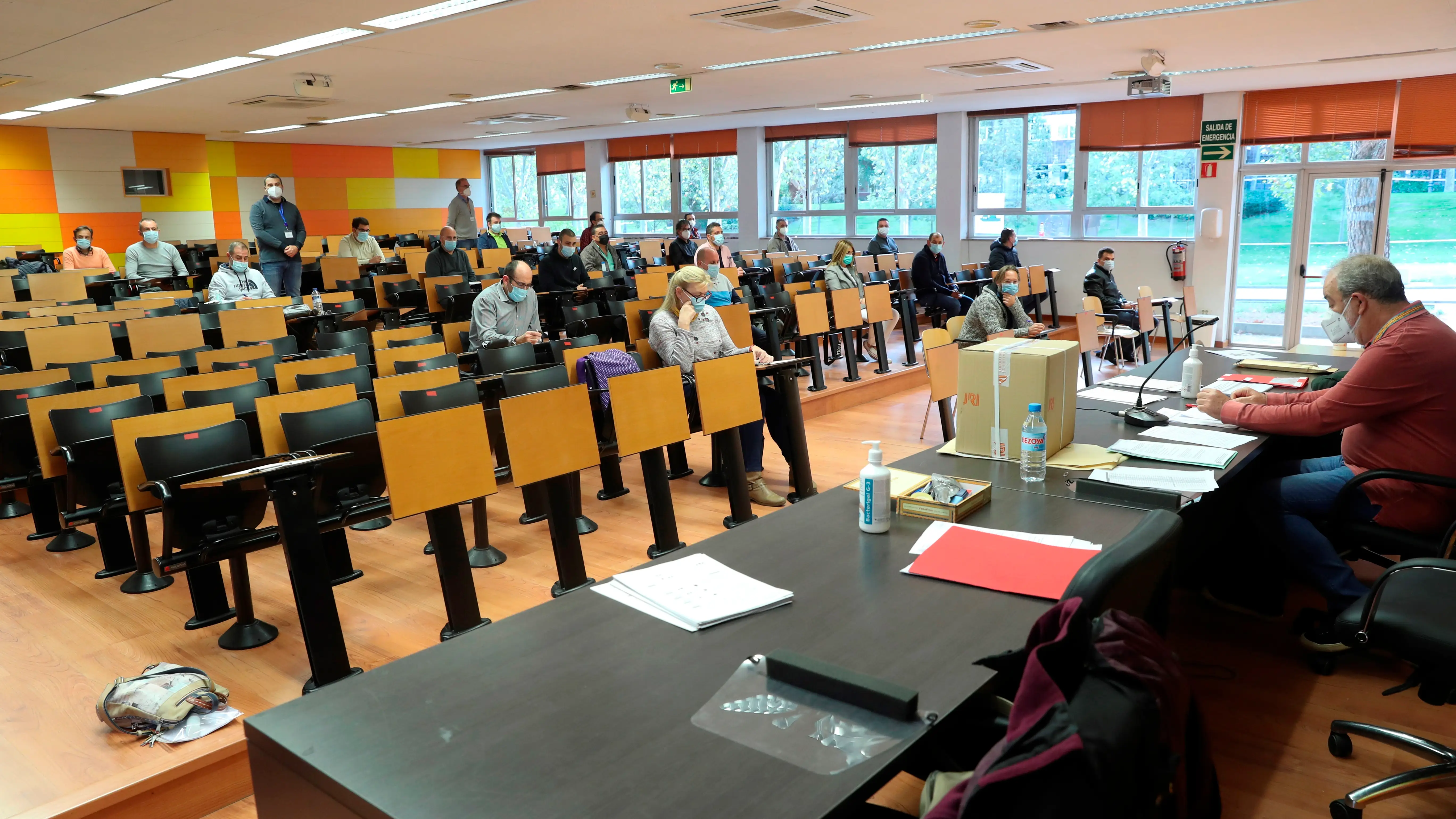 Imagen de archivo de personas examin&aacute;ndose en unas oposiciones
