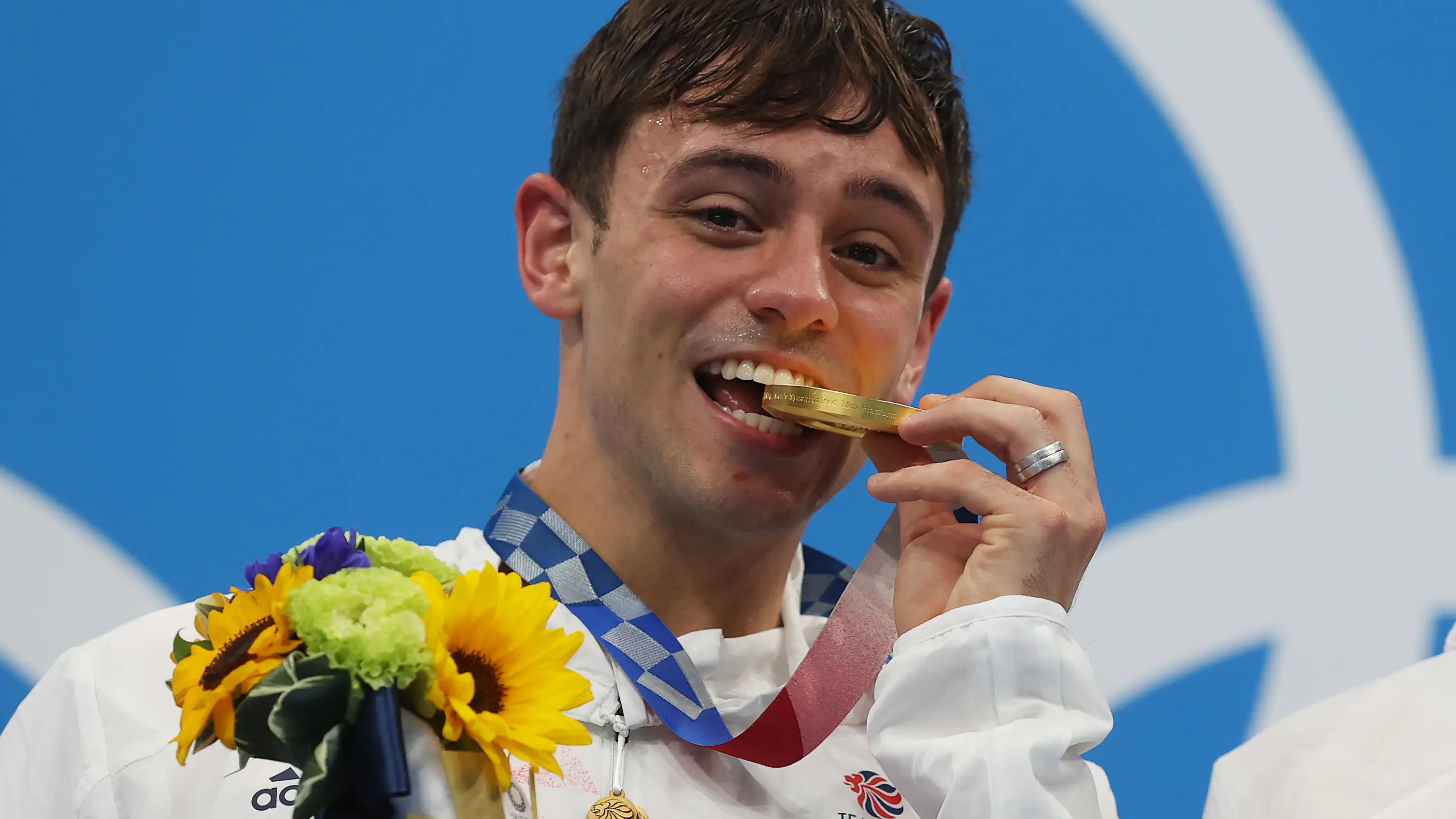 El mensaje de Tom Daley tras ganar el oro en Tokio 2020: "Orgulloso de ser gay y campeón olímpico" El mensaje de Tom Daley tras ganar el oro en Tokio 2020: "Orgulloso de ser gay y campeón olímpico"