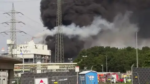 Alemania declara en Leverkusen "zona de peligro extremo" tras una explosión química que deja varios heridos y desaparecidos Alemania declara en Leverkusen "zona de peligro extremo" tras una explosión química que deja varios heridos y desaparecidos