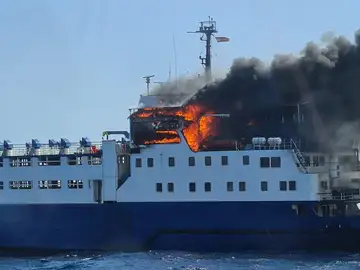 18 personas evacuadas tras el incendio de un buque en el Puerto de Tarragona 18 personas evacuadas tras el incendio de un buque en el Puerto de Tarragona