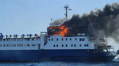 18 personas evacuadas tras el incendio de un buque en el Puerto de Tarragona 18 personas evacuadas tras el incendio de un buque en el Puerto de Tarragona