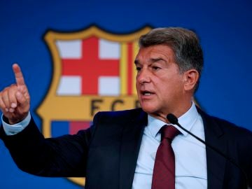 Barcelona declara 481 millones de euros en pérdidas y ratifica a Ronald Koeman