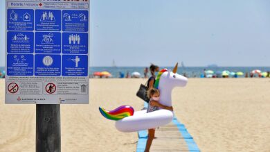 ¿Puedo viajar a mi casa para hacer cuarentena si doy positivo en coronavirus en vacaciones?