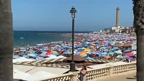 Las playas de Chipiona, de presumir de la distancia de seguridad a estar abarrotadas Las playas de Chipiona, de presumir de la distancia de seguridad a estar abarrotadas