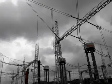 El Congreso aprueba la propuesta del Gobierno y recorta beneficios a las eléctricas para rebajar la luz un 22% El Congreso aprueba la propuesta del Gobierno y recorta beneficios a las eléctricas para rebajar la luz un 22%