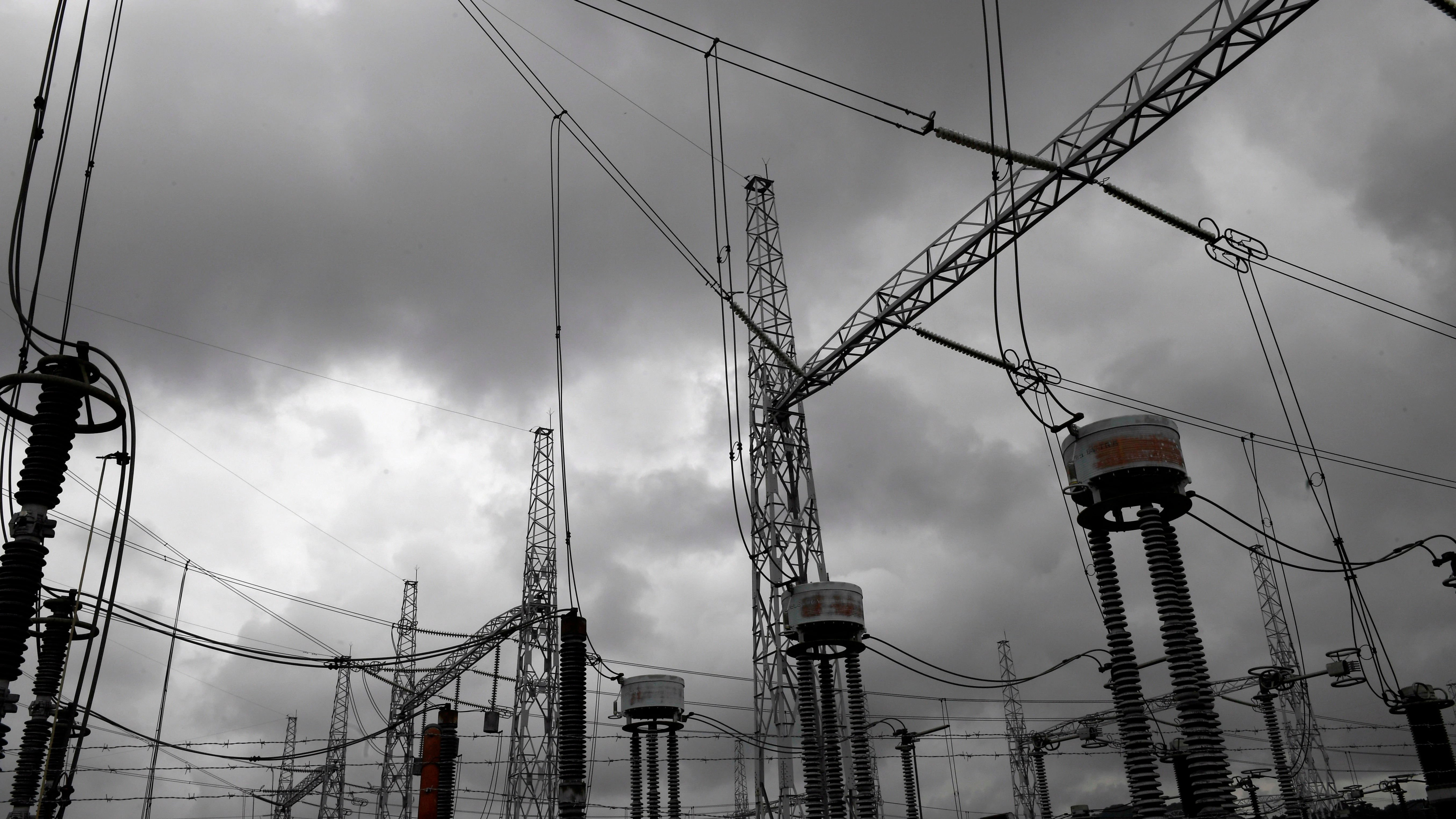 El Congreso aprueba la propuesta del Gobierno y recorta beneficios a las eléctricas para rebajar la luz un 22% El Congreso aprueba la propuesta del Gobierno y recorta beneficios a las eléctricas para rebajar la luz un 22%