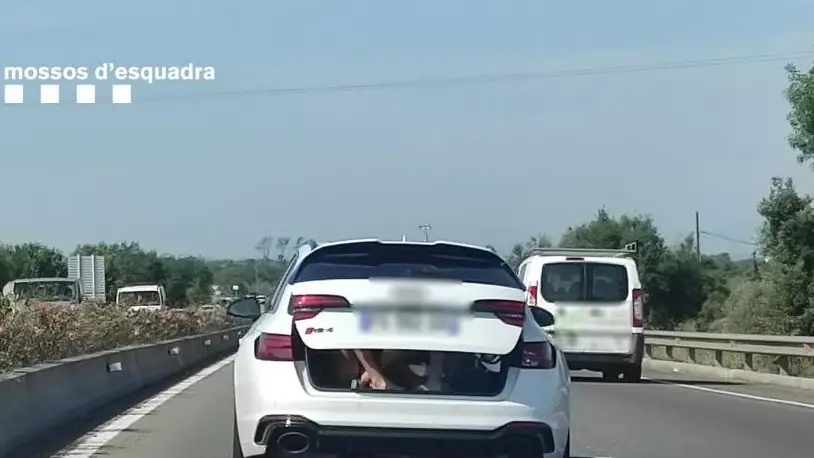 Denuncian a un conductor en Girona por circular con dos niños en el maletero Denuncian a un conductor en Girona por circular con dos niños en el maletero
