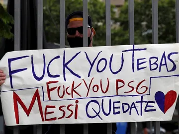 Un aficionado muestra su sentir por la marcha del delantero argentino Lionel Messi del FC Barcelona este viernes en los alrededores del estadio Camp Nou, este viernes, en la capital catalana. El adiós del argentino Lionel Messi, que finalmente no renovará su contrato con el Barcelona después de 21 temporadas en el club azulgrana, donde ha ganado 35 títulos y batido todos los récords individuales en su 16 temporadas como profesional, ha causado conmoción en el barcelonismo Un aficionado muestra su sentir por la marcha del delantero argentino Lionel Messi del FC Barcelona este viernes en los alrededores del estadio Camp Nou, este viernes, en la capital catalana. El adiós del argentino Lionel Messi, que finalmente no renovará su contrato con el Barcelona después de 21 temporadas en el club azulgrana, donde ha ganado 35 títulos y batido todos los récords individuales en su 16 temporadas como profesional, ha causado conmoción en el barcelonismo