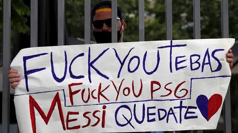 Un aficionado muestra su sentir por la marcha del delantero argentino Lionel Messi del FC Barcelona este viernes en los alrededores del estadio Camp Nou, este viernes, en la capital catalana. El adiós del argentino Lionel Messi, que finalmente no renovará su contrato con el Barcelona después de 21 temporadas en el club azulgrana, donde ha ganado 35 títulos y batido todos los récords individuales en su 16 temporadas como profesional, ha causado conmoción en el barcelonismo Un aficionado muestra su sentir por la marcha del delantero argentino Lionel Messi del FC Barcelona este viernes en los alrededores del estadio Camp Nou, este viernes, en la capital catalana. El adiós del argentino Lionel Messi, que finalmente no renovará su contrato con el Barcelona después de 21 temporadas en el club azulgrana, donde ha ganado 35 títulos y batido todos los récords individuales en su 16 temporadas como profesional, ha causado conmoción en el barcelonismo
