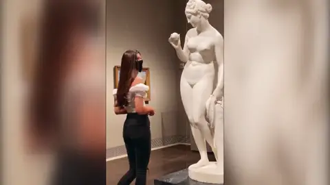 El museo se convierte en la nueva pista de baile de los 'tiktokers' El museo se convierte en la nueva pista de baile de los 'tiktokers'