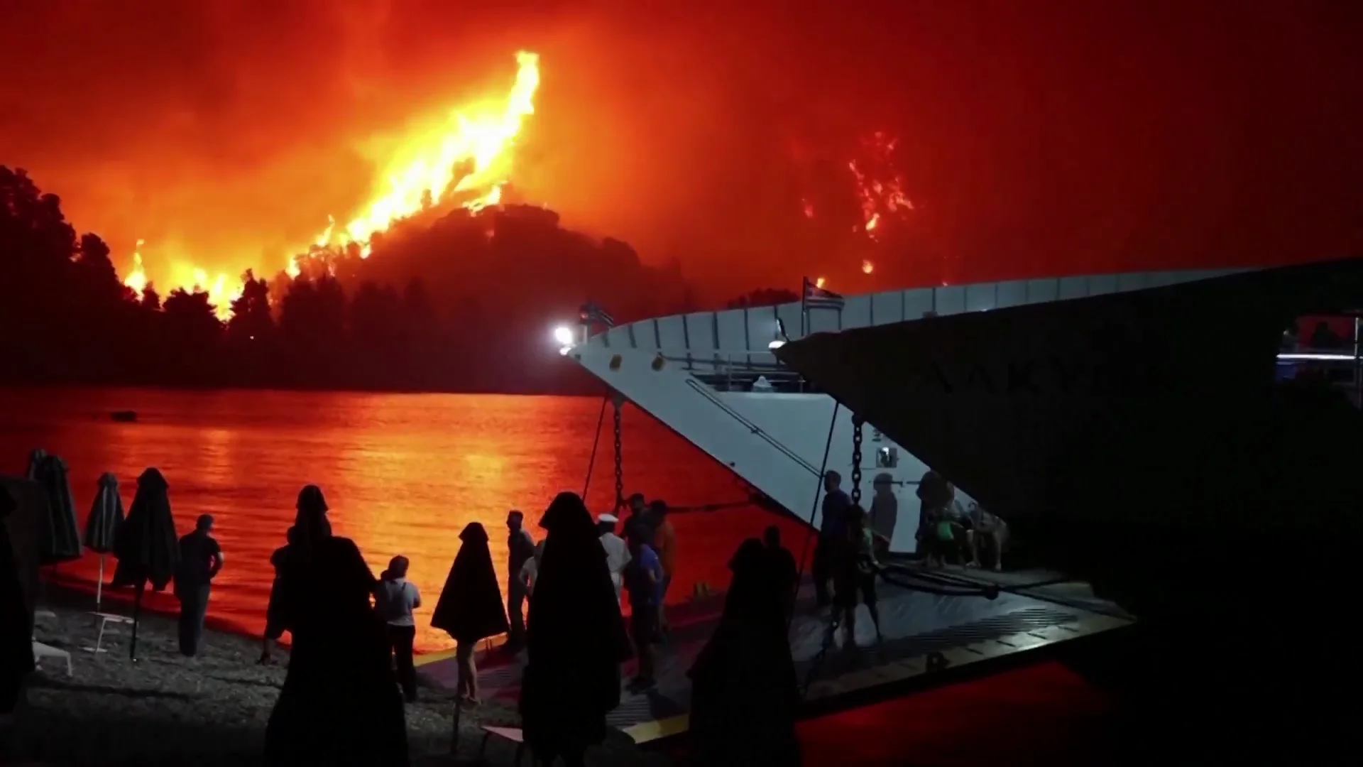 Evacuación en la isla de Eubea, cerca de Atenas Evacuación en la isla de Eubea, cerca de Atenas