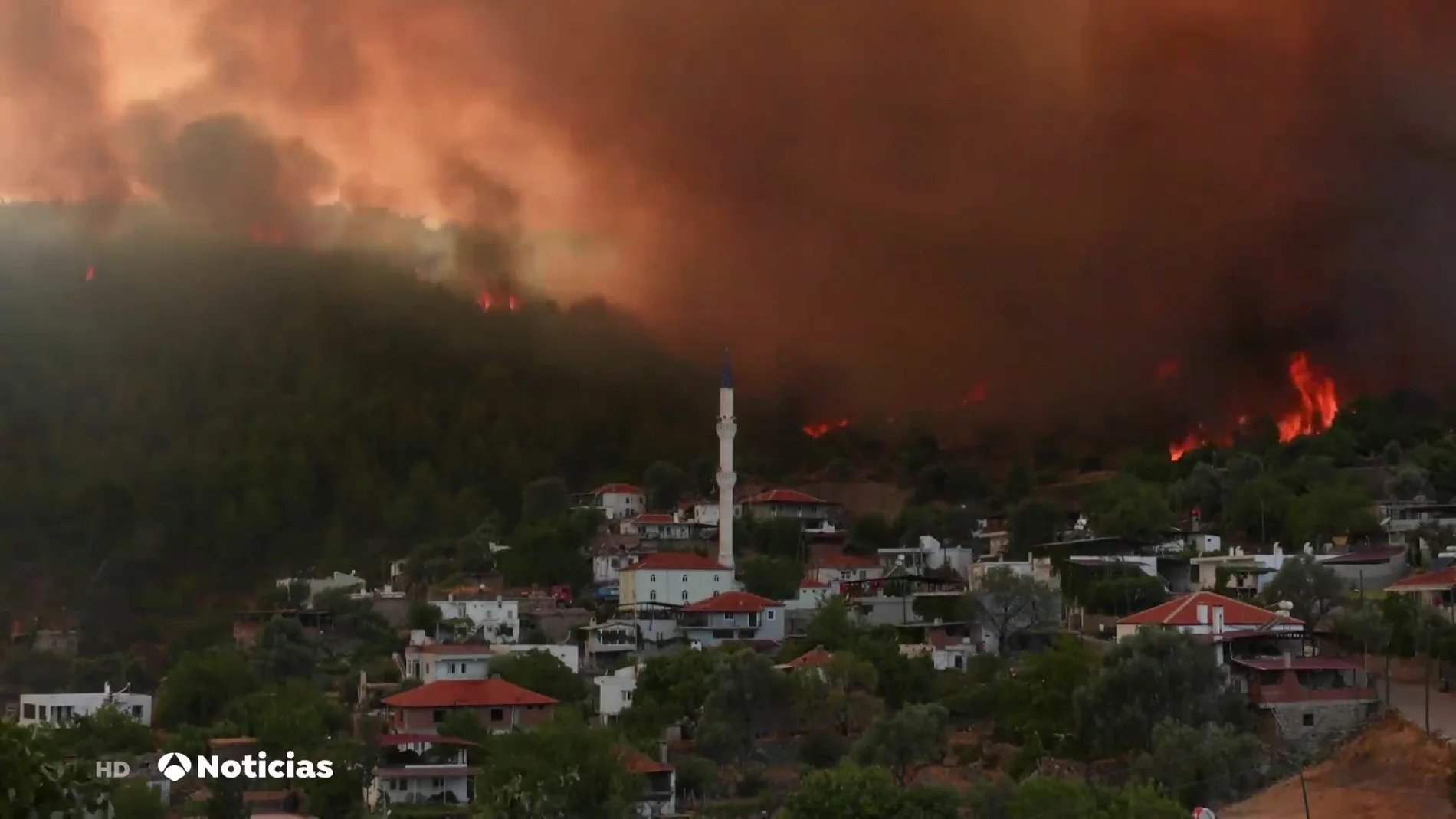 Las impactantes imágenes en 'time lapse' que muestran el avance de las llamas en Turquía