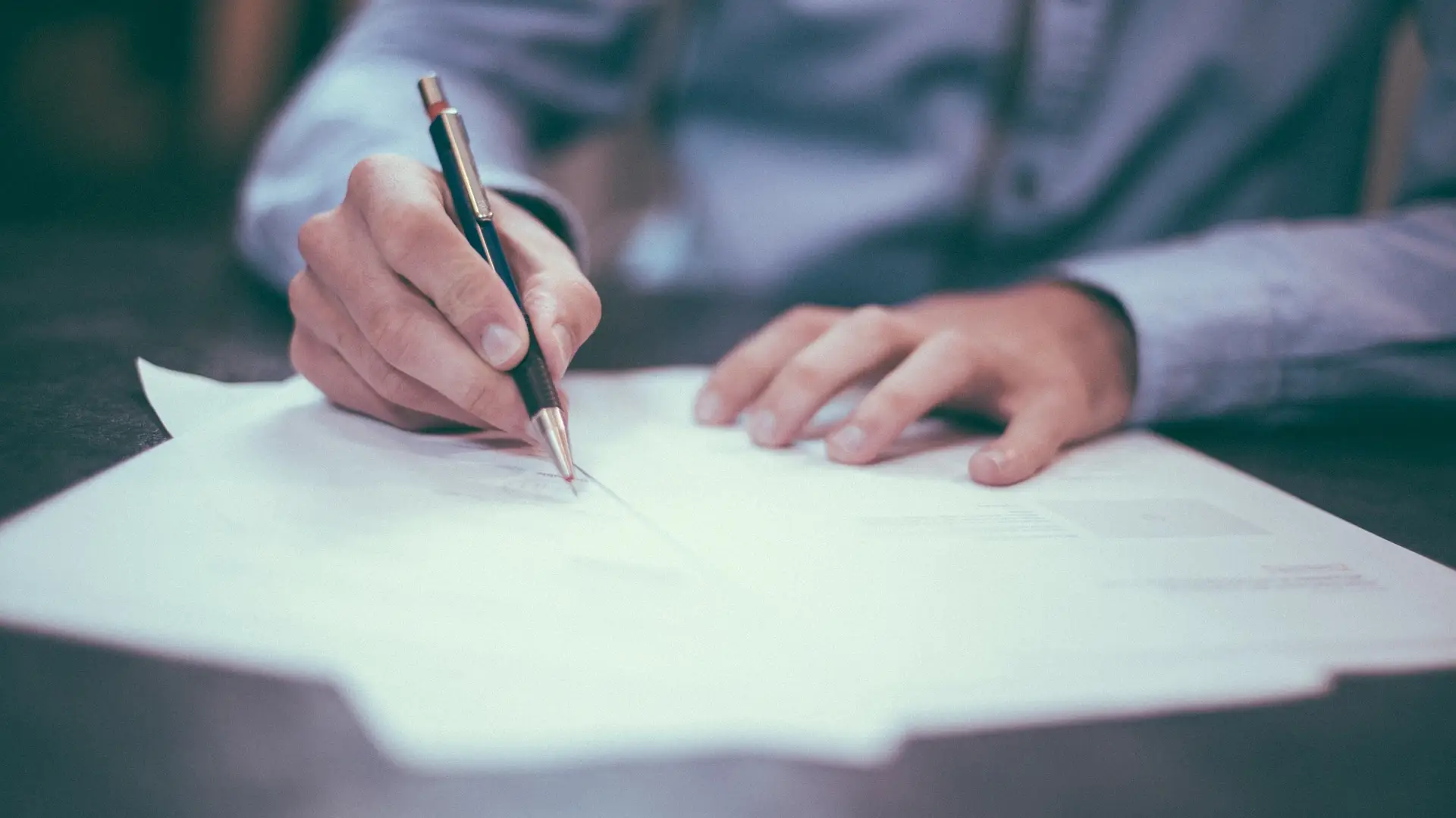 Una persona escribiendo una carta