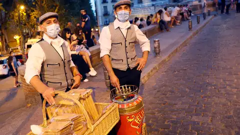 Las verbenas de San Cayetano, San Lorenzo y La Paloma vuelven a las calles de Madrid con medidas anticovid Las verbenas de San Cayetano, San Lorenzo y La Paloma vuelven a las calles de Madrid con medidas anticovid