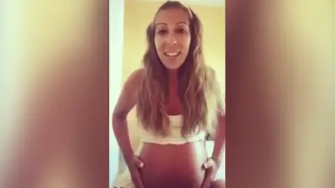 El llamamiento de Beatriz, enfermera y embarazada, a ponerse la vacuna del coronavirus: "Lo he pasado leve" El llamamiento de Beatriz, enfermera y embarazada, a ponerse la vacuna del coronavirus: "Lo he pasado leve"