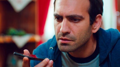 Demir, espantado, recibe las órdenes para salvar a Öykü, Candan y Sevgi de su cautiverio