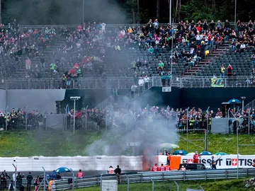 La moto de Savadori termina incendiada tras arrollar a Dani Pedrosa La moto de Savadori termina incendiada tras arrollar a Dani Pedrosa