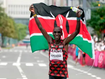 Kipchoge agranda su leyenda y gana su segundo oro olímpico seguido en la maratón Kipchoge agranda su leyenda y gana su segundo oro olímpico seguido en la maratón