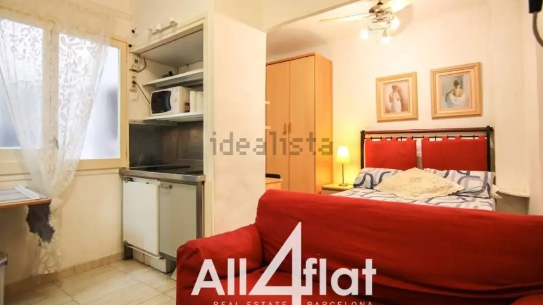 865 euros al mes por un estudio de 28 metros cuadrados, la desorbitada oferta de alquiler en Barcelona publicada en Idealista 865 euros al mes por un estudio de 28 metros cuadrados, la desorbitada oferta de alquiler en Barcelona publicada en Idealista