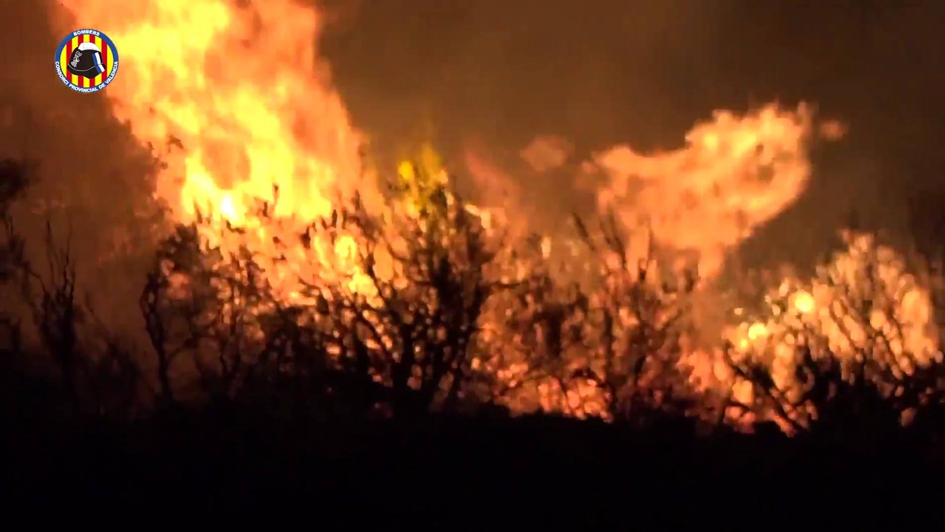 El incendio de Rafelguaraf ya ha calcinado casi 200 hectáreas de 3 términos municipales